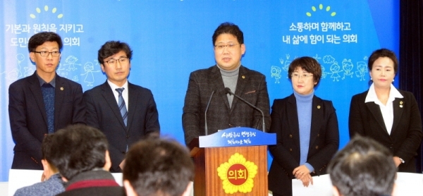 경기도의회 더불어민주당 의원들이 21일 도의회 브리핑룸에서 '서울외곽순환고속도로'의 명칭을 '수도권순환고속도로'로 수정해야 한다는 기자회견을 하고 있다. 김시범기자