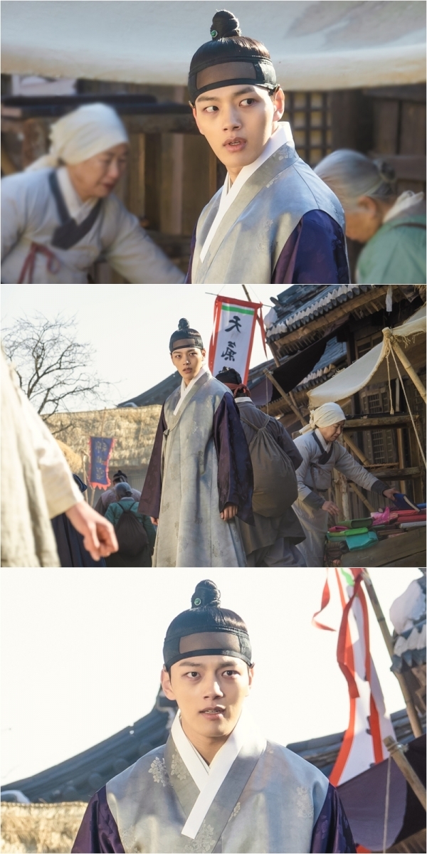 '왕이 된 남자' 폭군 여진구가 광기 어린 눈빛으로 거리를 활보하는 모습이 공개됐다. tvN