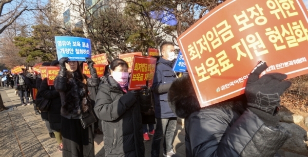 한국어린이집총연합회 회원들이 22일 오전 인천시청 앞에서 최저임금 인상에 따른 보육료 인상을 촉구하는 결의대회를 갖고 있다.조주현기자