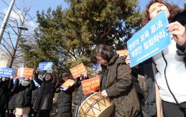 한국어린이집총연합회 회원들이 22일 오전 인천시청 앞에서 최저임금 인상에 따른 보육료 인상을 촉구하는 결의대회를 갖고 있다.조주현기자