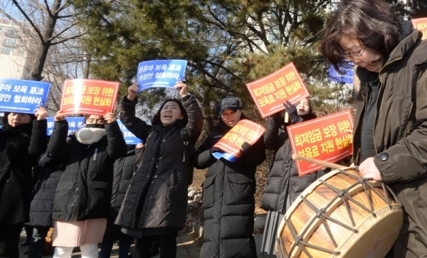 한국어린이집총연합회 회원들이 22일 오전 인천시청 앞에서 최저임금 인상에 따른 보육료 인상을 촉구하는 결의대회를 갖고 있다.조주현기자