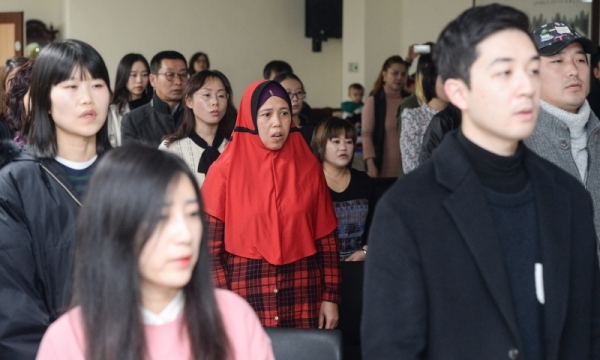 22일 오후 인천 중구 인천출입국외국인청에서 열린 '국적증서 수여식'에서 귀화인들이 애국가를 부르고 있다.조주현기자
