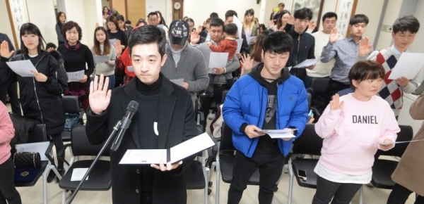 22일 오후 인천 중구 인천출입국외국인청에서 열린 '국적증서 수여식'에서 대한민국 귀화인들이 국민 선서를 하고 있다.조주현기자