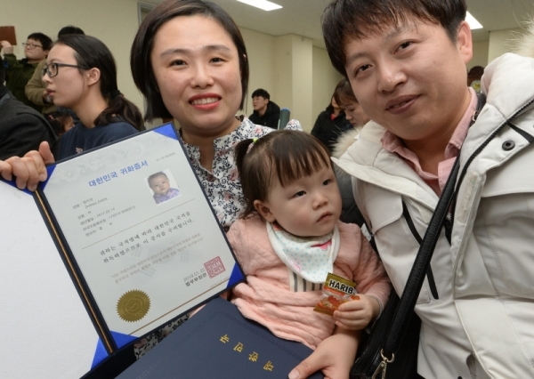 22일 오후 인천 중구 인천출입국외국인청에서 열린 '국적증서 수여식'에서 한 모녀가 대한민국 국적증서를 취득하며 기뻐하고 있다. 조주현기자