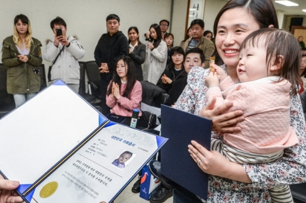 22일 오후 인천 중구 인천출입국외국인청에서 열린 '국적증서 수여식'에서 한 모녀가 대한민국 국적증서를 취득하며 기뻐하고 있다.조주현기자