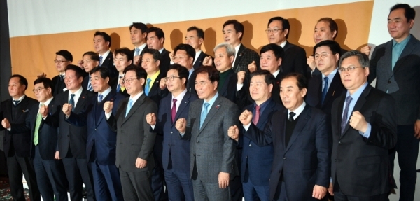 22일 수원 라마다호텔에서 열린 ‘경기도-경기도시장군수협의회 정책협력위원회’에서 이재명 경기도지사와 염태영 경기도시장군수협의회장(수원시장)이 합의문에 서명 후 시장, 군수 등 참석자들과 기념촬영을 하고 있다.전형민기자