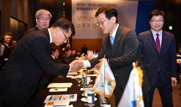 22일 수원 라마다호텔에서 열린 ‘경기도-경기도시장군수협의회 정책협력위원회’에서 이재명 경기도지사와 염태영 경기도시장군수협의회장(수원시장)이 시장, 군수 등 참석자들과 인사를 나누고 있다.전형민기자