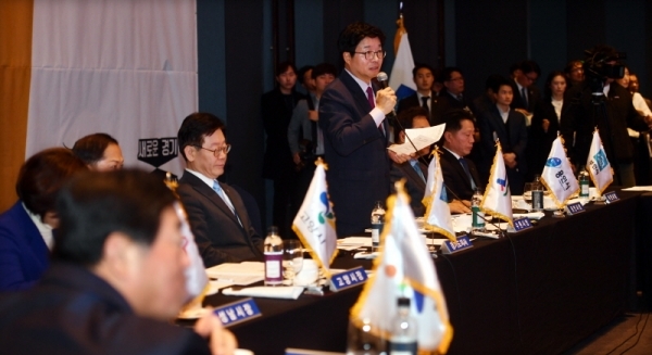 22일 수원 라마다호텔에서 열린 ‘경기도-경기도시장군수협의회 정책협력위원회’에서  염태영 경기도시장군수협의회장(수원시장)이 인사말을 하고 있다.전형민기자