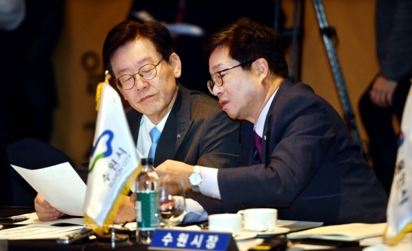 22일 수원 라마다호텔에서 열린 ‘경기도-경기도시장군수협의회 정책협력위원회’에서 이재명 경기도지사와 염태영 경기도시장군수협의회장(수원시장)이 도,시,군 공동정책 관련 자료를 살펴보며 대화를 나누고 있다.전형민기자