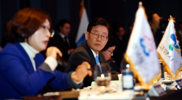22일 수원 라마다호텔에서 열린 ‘경기도-경기도시장군수협의회 정책협력위원회’에서 이재명 경기도지사가  은수미 성남시장의 아동수당 확대 등에 대한 정책 발표 내용을 경청하고 있다.전형민기자
