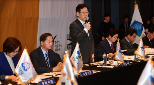 22일 수원 라마다호텔에서 열린 ‘경기도-경기도시장군수협의회 정책협력위원회’에서 이재명 경기도지사가 인사말을 하고 있다.전형민기자