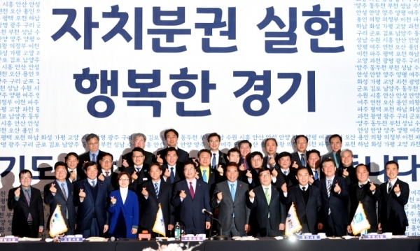 22일 수원 라마다호텔에서 열린 ‘경기도시장군수협의회’에서 염태영 경기도시장군수협의회장(수원시장)과 시장, 군수 등 참석자들이 기념촬영을 하고 있다.전형민기자