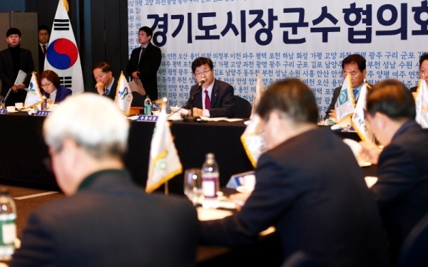 22일 수원 라마다호텔에서 열린 ‘경기도시장군수협의회’에서 염태영 경기도시장군수협의회장(수원시장)과 시장, 군수 등 참석자들이 도, 시, 군 정책 등에 대해 논의 하고 있다.전형민기자