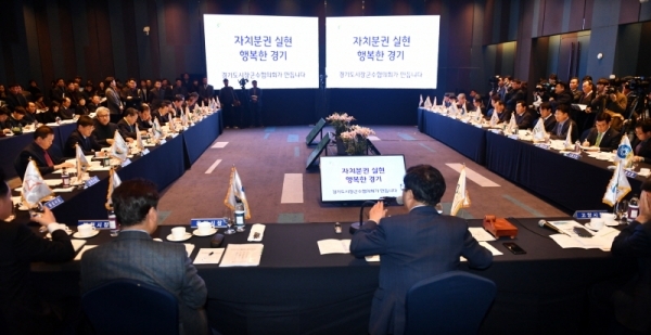 22일 수원 라마다호텔에서 열린 ‘경기도시장군수협의회’에서 염태영 경기도시장군수협의회장(수원시장)과 시장, 군수 등 참석자들이 도, 시, 군 정책 등에 대해 논의 하고 있다.전형민기자