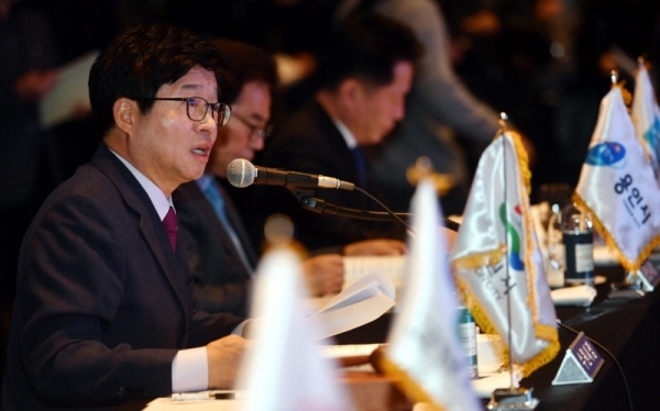 22일 수원 라마다호텔에서 열린 ‘경기도시장군수협의회’에서 염태영 경기도시장군수협의회장(수원시장)과 시장, 군수 등 참석자들이 도, 시, 군 정책 등에 대해 논의 하고 있다.전형민기자