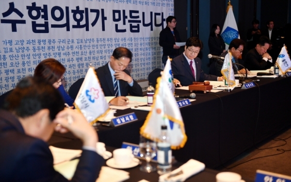 22일 수원 라마다호텔에서 열린 ‘경기도시장군수협의회’에서 염태영 경기도시장군수협의회장(수원시장)과 시장, 군수 등 참석자들이 도, 시, 군 정책 등에 대해 논의 하고 있다.전형민기자