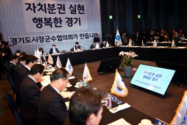 22일 수원 라마다호텔에서 열린 ‘경기도시장군수협의회’에서 염태영 경기도시장군수협의회장(수원시장)과 시장, 군수 등 참석자들이 도, 시, 군 정책 등에 대해 논의 하고 있다.전형민기자