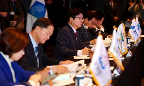 22일 수원 라마다호텔에서 열린 ‘경기도시장군수협의회’에서 염태영 경기도시장군수협의회장(수원시장)과 시장, 군수 등 참석자들이 국민의례를 하고 있다.전형민기자