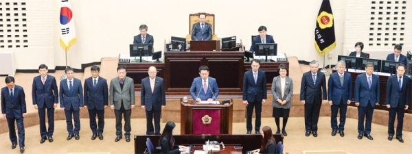 22일 인천시의회 본회의장에서 열린 ‘제252회 임시회 제1차 본회의’에서 박남춘 인천시장이 신임 간부공무원을 소개하고 있다. 조주현기자