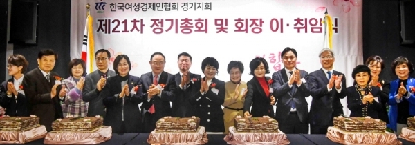 23일 ‘한국여성경제인협회 경기지회 제8ㆍ9대 회장 이ㆍ취임식’이 열린 라마다프라자 수원호텔에서 김영진 국회의원, 백운만 경기지방중소벤처기업청장, 이민우 경기신용보증재단 이사장,  한국여성경제인협회 정윤숙 회장,  제8대 김금자 경기지회장, 제9대 최명옥 경기지회장, 신항철 경기일보 대표이사 사장 등이 축하떡을 자르고 있다. 전형민기자