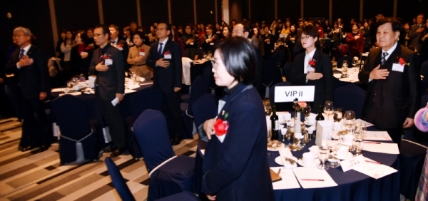 23일 라마다프라자 수원호텔에서 열린 ‘한국여성경제인협회 경기지회 제8ㆍ9대 회장 이ㆍ취임식’에서 김영진 국회의원, 백운만 경기지방중소벤처기업청장, 이민우 경기신용보증재단 이사장, 정윤숙 한국여성경제인협회장, 한국여성경제인협회 경기지회 제8대 김금자 회장,제9대 최명옥 회장, 신항철 경기일보 대표이사 사장 등 참석자들이 국민의례를 하고 있다.전형민기자