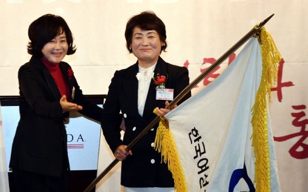23일 라마다프라자 수원호텔에서 열린 ‘한국여성경제인협회 경기지회 제8ㆍ9대 회장 이ㆍ취임식’에서 한국여성경제인협회 경기지회 제8대 김금자 회장이 제9대 최명옥 회장에게 지회기를 전달 하고 있다.전형민기자