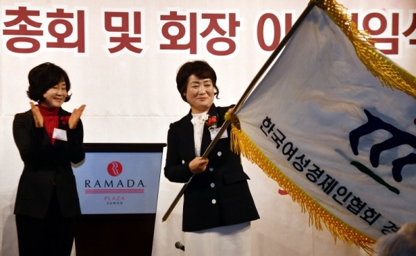 23일 라마다프라자 수원호텔에서 열린 ‘한국여성경제인협회 경기지회 제8ㆍ9대 회장 이ㆍ취임식’에서 한국여성경제인협회 경기지회 제8대 김금자 회장이 제9대 최명옥 회장에게 지회기를 전달 하고 있다.전형민기자