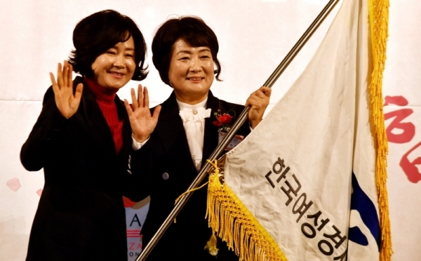 23일 라마다프라자 수원호텔에서 열린 ‘한국여성경제인협회 경기지회 제8ㆍ9대 회장 이ㆍ취임식’에서 한국여성경제인협회 경기지회 제8대 김금자 회장이 제9대 최명옥 회장에게 지회기를 전달 하고 있다.전형민기자
