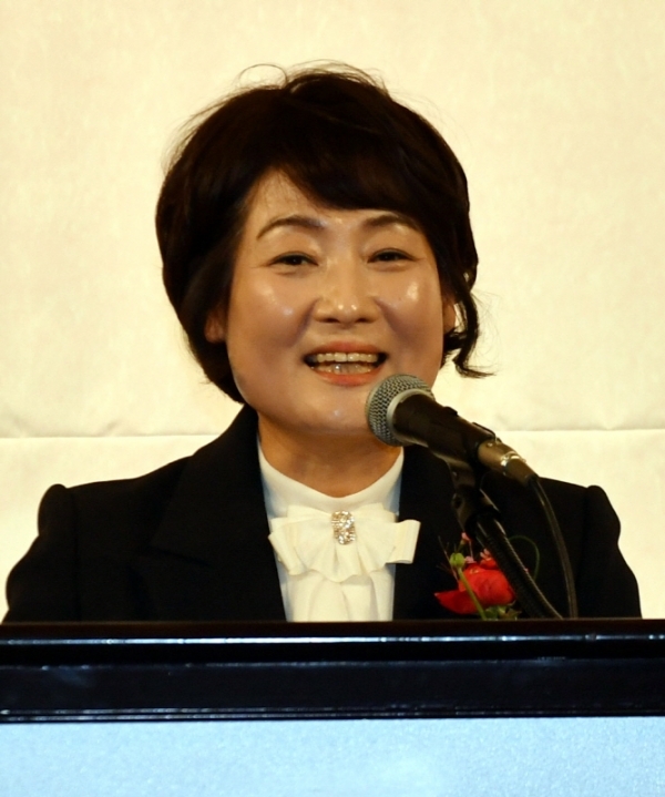 23일 라마다프라자 수원호텔에서 열린 ‘한국여성경제인협회 경기지회 제8ㆍ9대 회장 이ㆍ취임식’에서 한국여성경제인협회 경기지회  제9대 최명옥 회장이 취임사를 하고 있다.전형민기자