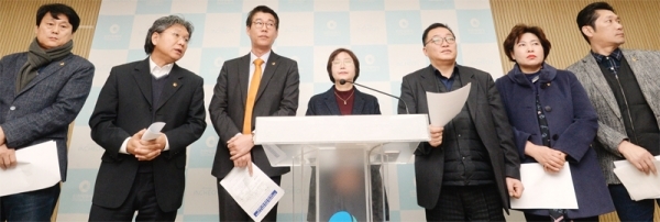 김성준, 박인동, 박정숙, 서정호, 손민호, 유세움, 이용선, 조선희, 조성혜 시의원이 23일 오전 인천시청 브리핑룸에서 인천광역시 체육계 성폭력 및 인권침해 민원 접수를 위한 인천광역시의회 의원모임을 결성 하고 기자회견을 갖고 있다. 조주현기자