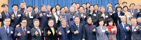 최승재 소상공인연합회장, 이병덕 경기도 소상공인연합회장을 비롯해 박광온ㆍ김영우ㆍ이언주 국회의원과 도의원, 박신환 경기도 경제노동실장, 이민우 경기도신용보증재단 이사장 등 도내 유관기관장, 소상공인 등이 ‘소상공인연합회 경기지역 신년하례식’을 마친 뒤 손가락 하트를 만들며 희망경제를 기원하고 있다. 김해령기자