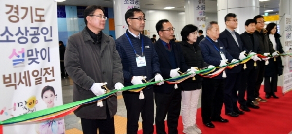 24일 수원시청역 지하 광장에서 열린 ‘경기도 소상공인 설맞이 빅세일전’ 개막식에서 이병덕 경기도소상공인연합회장 등 참석자들이 개막테이프를 자르고 있다. 소상공인들의 생산품 판로개척을 위해 오는 26일까지 열리는 이번 행사에는 도내 소상공인 50여개 업체가 참여해 자체 생산한 식료품에서 설 선물 및 제사용품, 애견용품, 생활·가전용품 등을 최대 50%가량 저렴하게 판매한다.전형민기자