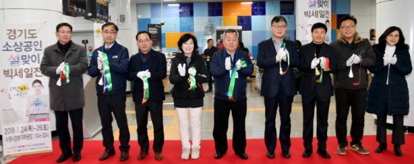 24일 수원시청역 지하 광장에서 열린 ‘경기도 소상공인 설맞이 빅세일전’ 개막식에서 이병덕 경기도소상공인연합회장 등 참석자들이 개막테이프를 자르고 있다. 소상공인들의 생산품 판로개척을 위해 오는 26일까지 열리는 이번 행사에는 도내 소상공인 50여개 업체가 참여해 자체 생산한 식료품에서 설 선물 및 제사용품, 애견용품, 생활·가전용품 등을 최대 50%가량 저렴하게 판매한다.전형민기자