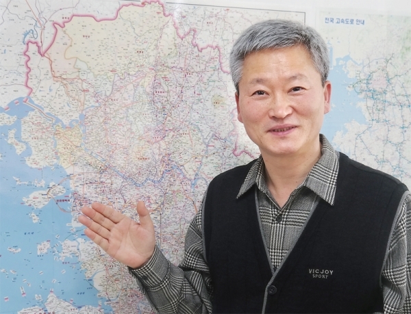 김성균 수도권기상청장이 지도를 보며 기상정보에 대한 설명을 하고 있다. 수도권기상청 제공