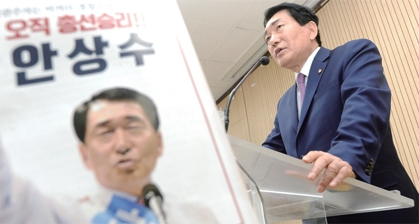 안상수 자유한국당 의원이 24일 오전 인천시청 브리핑룸에서 당대표 출마 기자회견을 하고 있다. 조주현기자