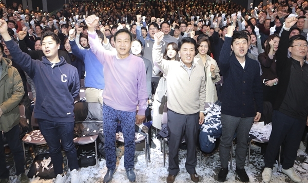 ▲ 하나금융그룹이 지난 26일 광장동 그랜드 워커힐에서 ‘하나금융그룹 출발 2019’ 행사를 개최하고 2019년 5대 경영 키워드를 발표했다. 처음부터 끝까지 사회자 없이 직원들이 중심이 돼 진행된 이번 행사에서 김정태 하나금융그룹 회장(사진 왼쪽에서 두번째)과 함영주 KEB하나은행장(사진 왼쪽에서 세번째)이 자유로운 복장으로 직원들과 섞여 “새로운 도전을 통해 세상을 흔들자”는 구호를 힘차게 외치고 있다.