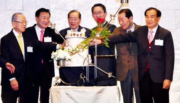 25일 서울 더화이트베일에서 열린 ‘경기도민회 제32회 정기총회 및 신년 인사회’에서 김희겸 경기도 행정1부지사, 손학규 바른미래당 대표, 이재창 경기도민회 회장, 신선철 경기일보 회장 등 참석자들이 신년을 축하하는 케익을 자르고 있다.전형민기자