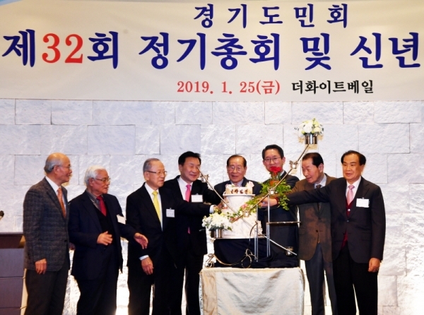 25일 서울 더화이트베일에서 열린 ‘경기도민회 제32회 정기총회 및 신년 인사회’에서 김희겸 경기도 행정1부지사, 손학규 바른미래당 대표, 이재창 경기도민회 회장, 신선철 경기일보 회장 등 참석자들이 신년을 축하하는 케익을 자르고 있다.전형민기자