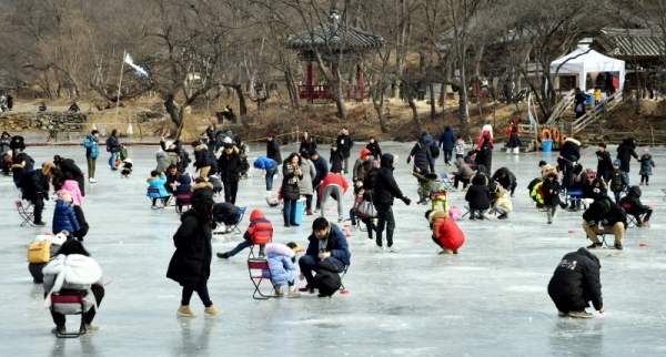 휴일인 27일 용인 한국민속촌에서 열린 빙어잡이체험 행사에서 한복을 곱게 입은 관람객들이 빙어낚시를 하며 즐거워 하고 있다.전형민기자