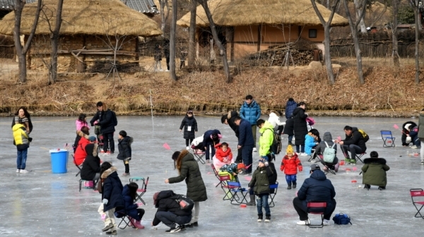휴일인 27일 용인 한국민속촌에서 열린 빙어잡이체험 행사에서 한복을 곱게 입은 관람객들이 빙어낚시를 하며 즐거워 하고 있다.전형민기자