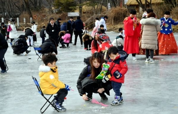 휴일인 27일 용인 한국민속촌에서 열린 빙어잡이체험 행사에서 한복을 곱게 입은 관람객들이 빙어낚시를 하며 즐거워 하고 있다.전형민기자