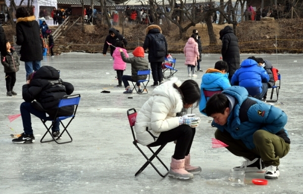 휴일인 27일 용인 한국민속촌에서 열린 빙어잡이체험 행사에서 한복을 곱게 입은 관람객들이 빙어낚시를 하며 즐거워 하고 있다.전형민기자
