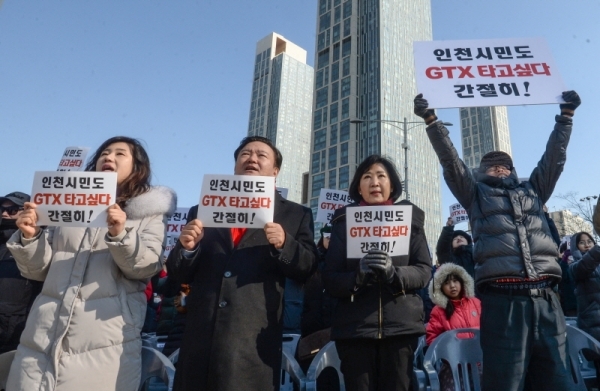 GTX-B노선 건설사업에 대한 예비타당성 조사 면제 여부 발표를 앞두고 26일 오후 인천 연수구 송도동 센트럴파크 이스트보트 하우스 앞에서 민경욱 자유한국당 인천시당 위원장과 송도주민들이 GTX-B 예비타당성 조사 면제를 촉구하고 있다.조주현기자