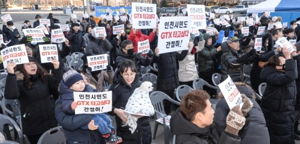GTX-B노선 건설사업에 대한 예비타당성 조사 면제 여부 발표를 앞두고 26일 오후 인천 연수구 송도동 센트럴파크 이스트보트 하우스 앞에서 송도주민 300여명이 GTX-B 예비타당성 조사 면제를 촉구하고 있다.조주현기자