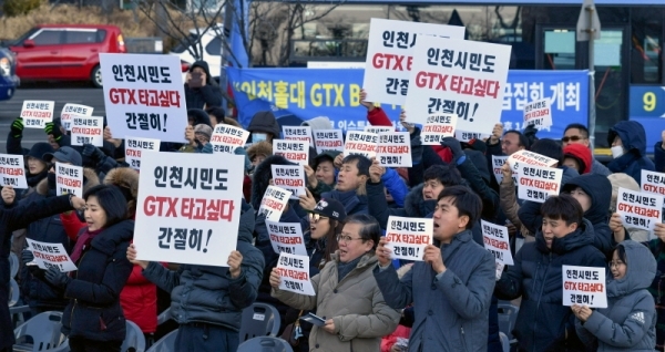 GTX-B노선 건설사업에 대한 예비타당성 조사 면제 여부 발표를 앞두고 26일 오후 인천 연수구 송도동 센트럴파크 이스트보트 하우스 앞에서 송도주민 300여명이 GTX-B 예비타당성 조사 면제를 촉구하고 있다.조주현기자