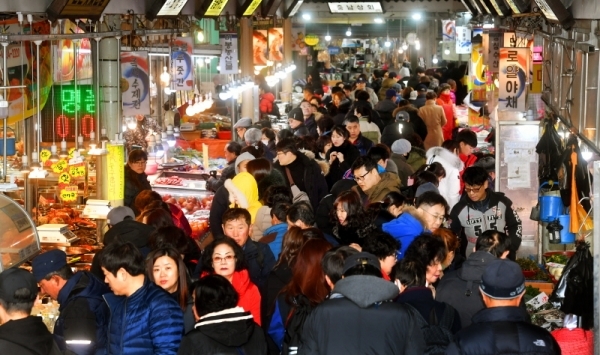 모처럼 미세먼지 없는 휴일인 27일 수원 팔달문 일대 전통시장들이 설 제수용품과 선물을 구입하려는 시민들이 몰려 모처럼 활기를 띠고 있다. 수원시 등 도내 지자체들은 시민들의 편의를 위해 오는 6일까지 전통시장 주변도로의 주,정차를 한시적으로 허용한다고 밝혔다. 김시범기자