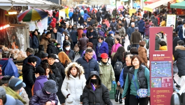 모처럼 미세먼지 없는 휴일인 27일 수원 팔달문 일대 전통시장들이 설 제수용품과 선물을 구입하려는 시민들이 몰려 모처럼 활기를 띠고 있다. 수원시 등 도내 지자체들은 시민들의 편의를 위해 오는 6일까지 전통시장 주변도로의 주,정차를 한시적으로 허용한다고 밝혔다. 김시범기자