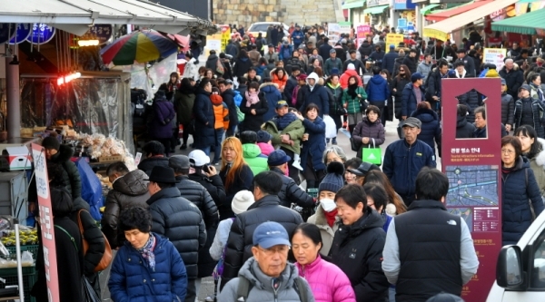 모처럼 미세먼지 없는 휴일인 27일 수원 팔달문 일대 전통시장들이 설 제수용품과 선물을 구입하려는 시민들이 몰려 모처럼 활기를 띠고 있다. 수원시 등 도내 지자체들은 시민들의 편의를 위해 오는 6일까지 전통시장 주변도로의 주,정차를 한시적으로 허용한다고 밝혔다. 김시범기자
