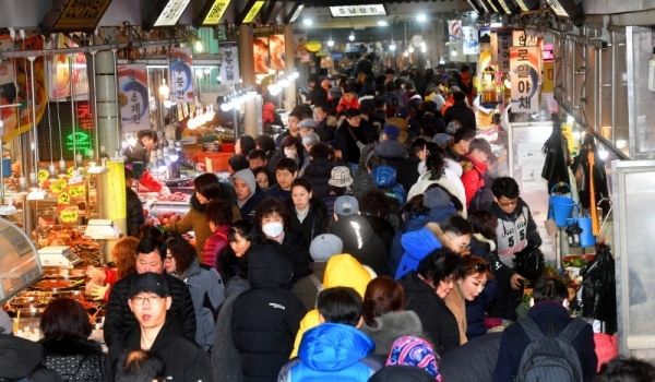 모처럼 미세먼지 없는 휴일인 27일 수원 팔달문 일대 전통시장들이 설 제수용품과 선물을 구입하려는 시민들이 몰려 모처럼 활기를 띠고 있다. 수원시 등 도내 지자체들은 시민들의 편의를 위해 오는 6일까지 전통시장 주변도로의 주,정차를 한시적으로 허용한다고 밝혔다. 김시범기자