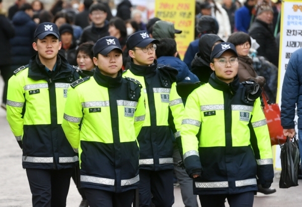 설 연휴를 앞두고 경기남부지방경찰청이 금융기관, 취약업소 중심으로 특별치안활동에 돌입한 가운데 27일 많은 인파가 몰린 수원 영동시장 일대에서 경찰이 순찰을 강화하고 있다. 김시범기자